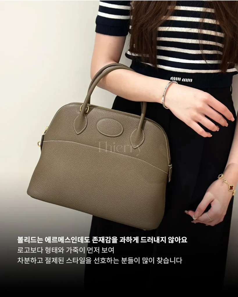 처음부터 강하게 시선을 끄는 가방은 아니지만, 그래서 오히려 오래 보게 되는 가방이 있습니다.