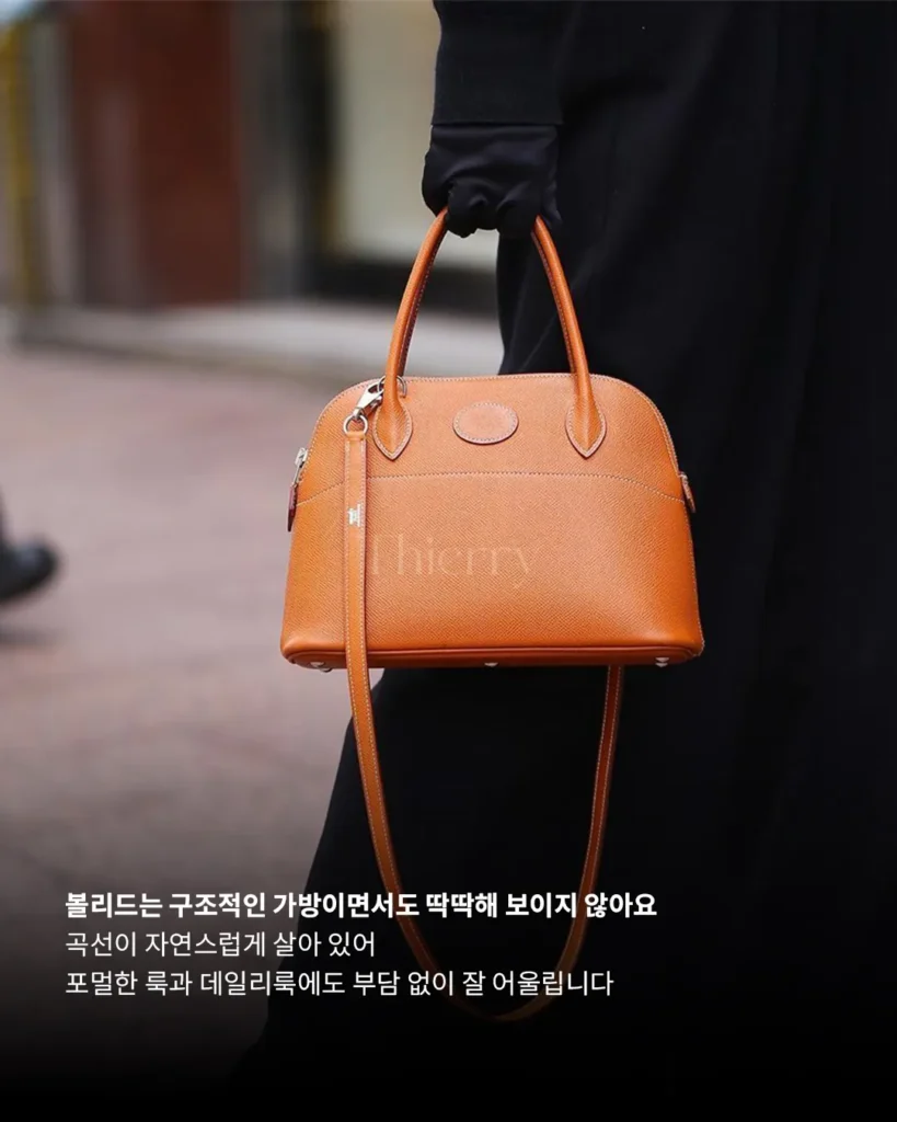 처음부터 강하게 시선을 끄는 가방은 아니지만, 그래서 오히려 오래 보게 되는 가방이 있습니다.